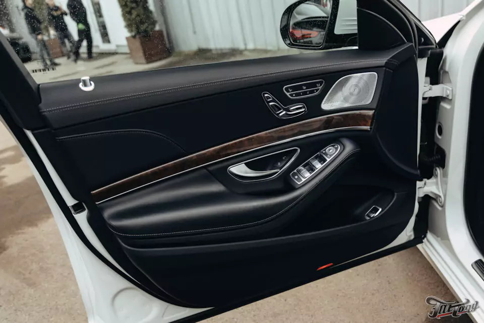 Выполнили полный антихром для Mercedes W222, произвели комплекс детейлинг-услуг и фирменный Шиномонтаж на вибростенде на стендах Hunter